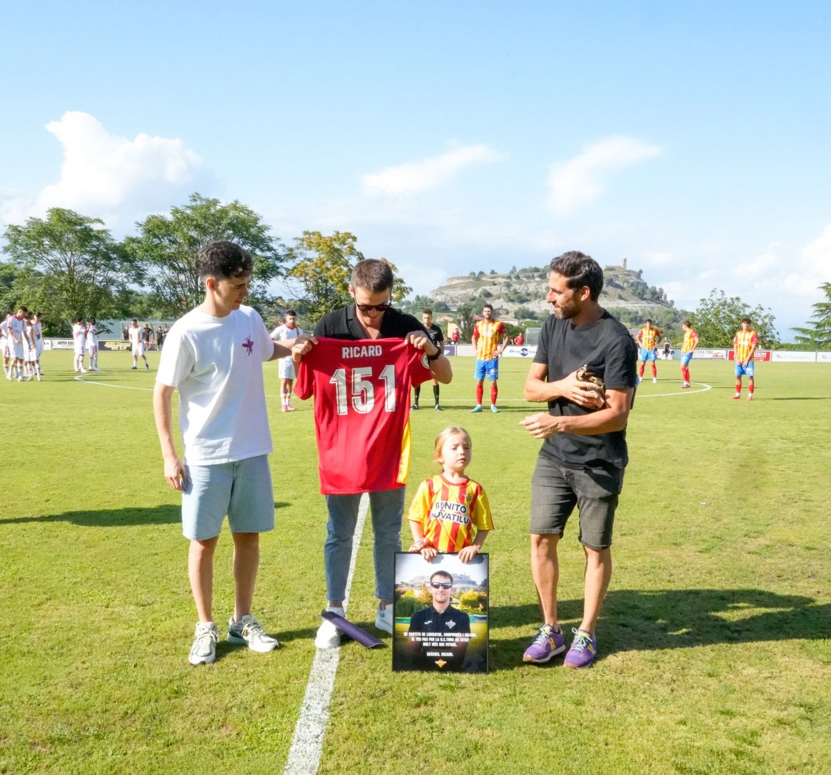 Farrés, al centre, acompanyat de la seva filla i amb Quim Carandell i Marc Francolí