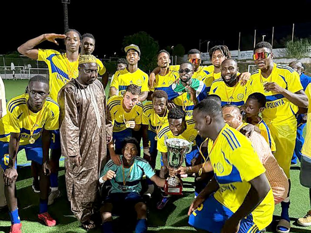 Els jugadors del Polinyà celebren la victòria al 15è Torneig Solidari de Futbol de les Franqueses del Vallès