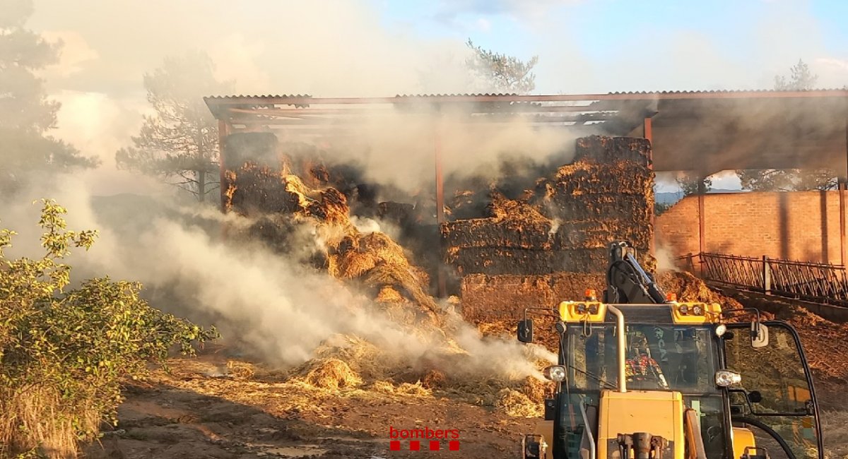 L'incendi al cobert, on hi havia 120 bales de palla