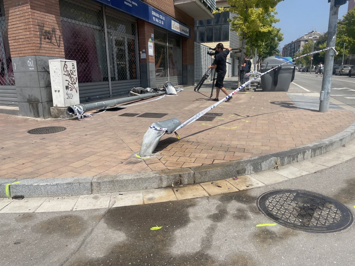 El fanal trencat i restes del vehicle en el punt de l’atropellament