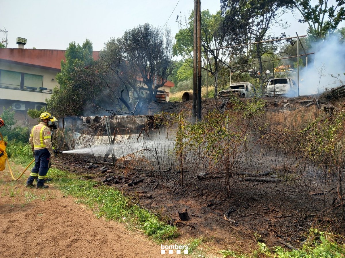 Els bombers treballant al lloc del foc
