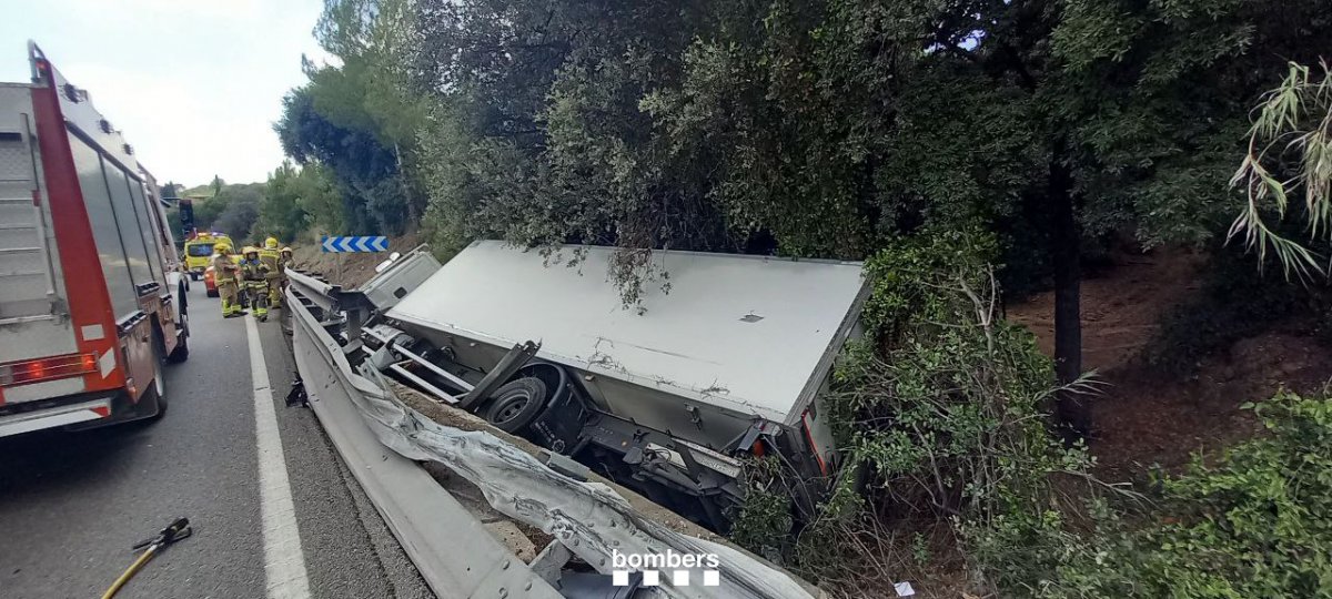 El camió fora de la calçada i mig bolcat