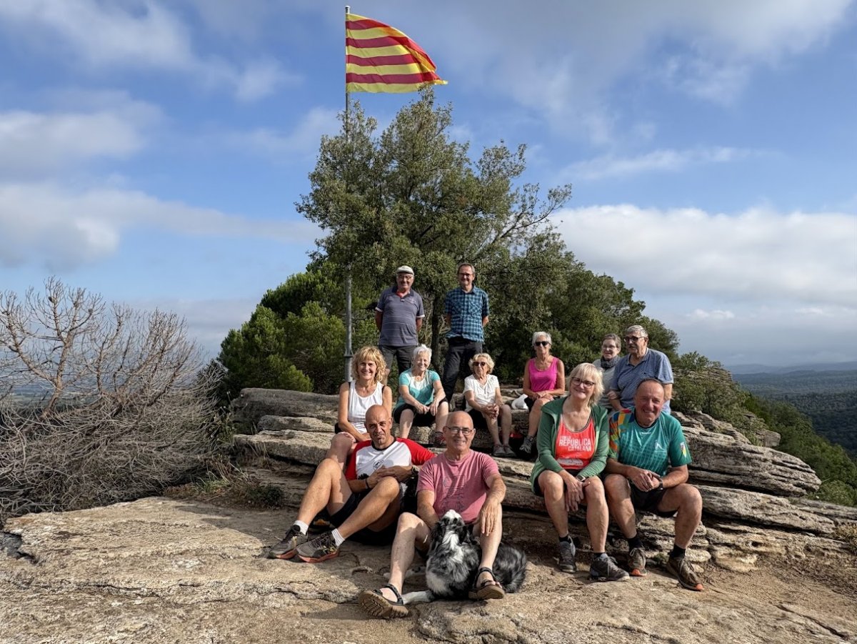 El grup de taradellencs que aquest dissabte van canviar la senyera de l'Enclusa