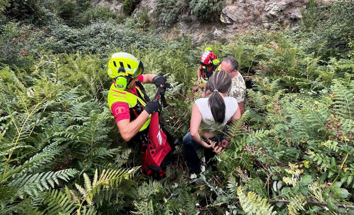 Un bomber, aquest dilluns a la tarda amb els excursionistes desorientats