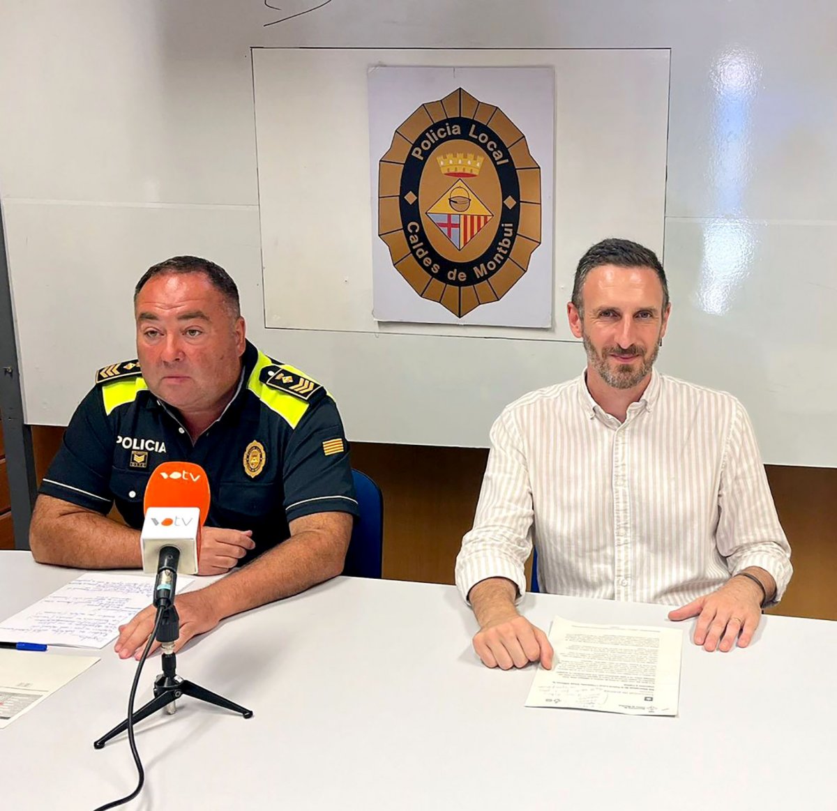 El cap de la Policia Local, Josep Manel López, i l’alcalde de Montbui, Isidre Pineda, en una roda de premsa