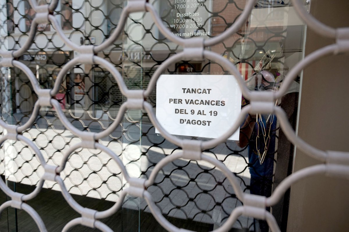 Un cartell de tancat per vacances en un local del centre de Granollers