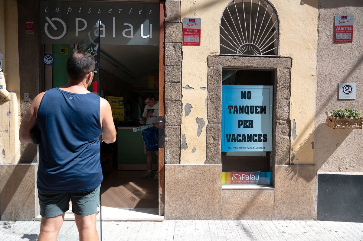 La Copisteria Palau, al carrer Santa Espenança, té un cartell per destacat que no tanquen a l'agost
