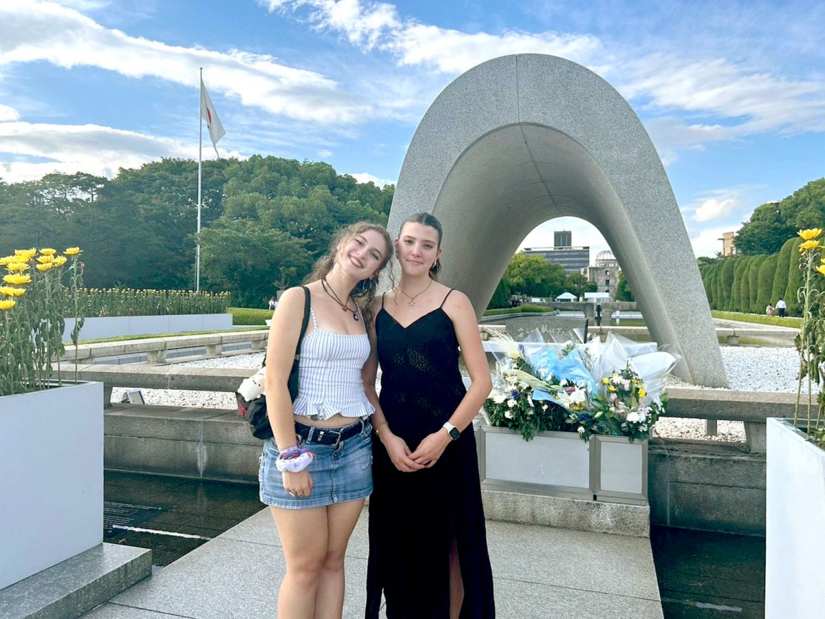 Berta Arcos amb una companya a Hiroshima