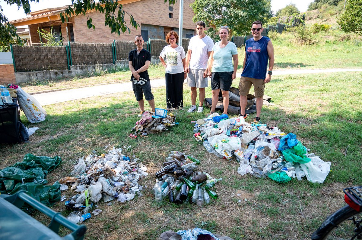 Alguies de les persones que han participat a la neteja amb residus retirats