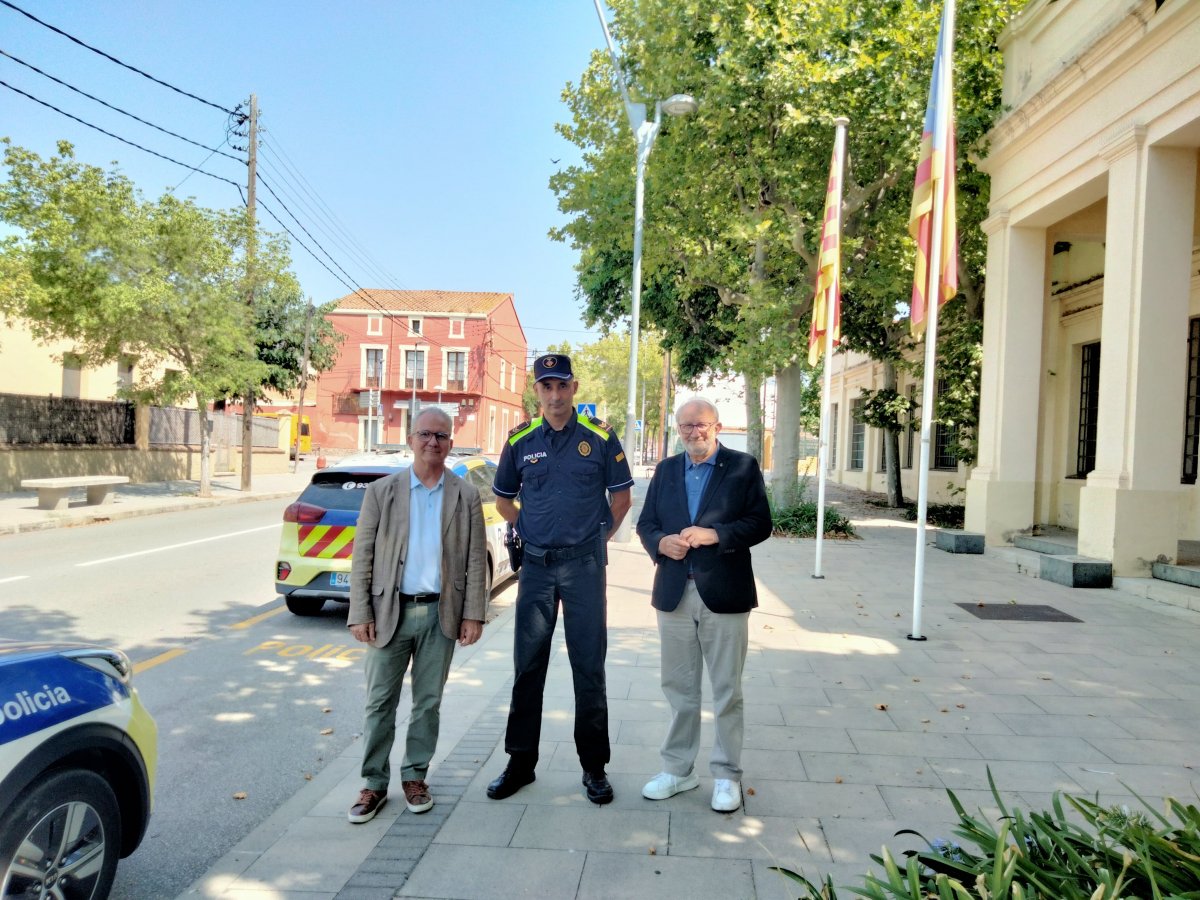 El nou sergent amb cap amb l'alcalde i el regidor Orozco