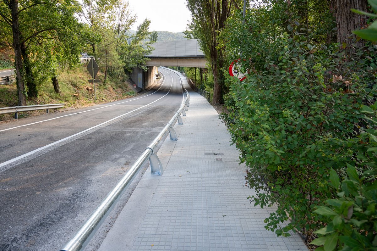 La reforma de la vorera al costat de la N-152a a Figaró