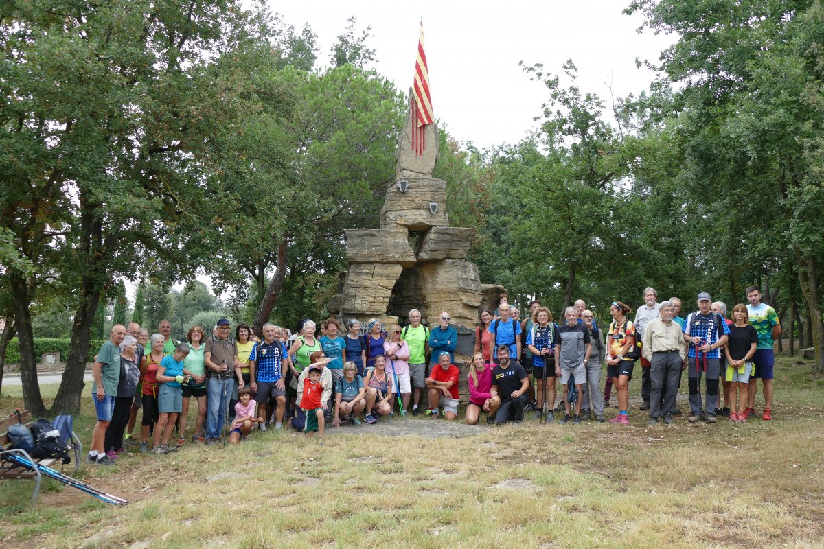 El grup, davant el monument a l'Everest
