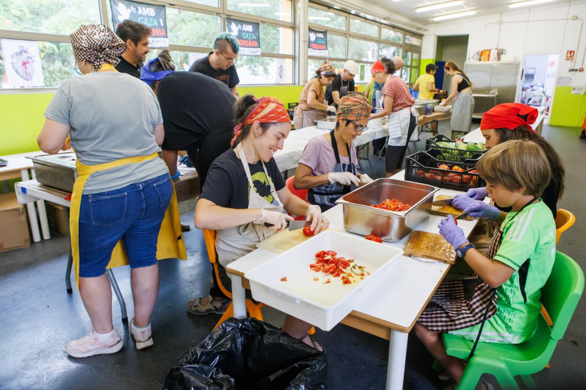 Preparació d'aliments a l'escola Les Aigües
