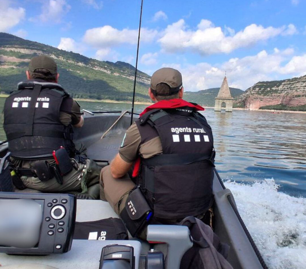 Agents Rurals, a la barca en el dispositiu contra la pesca furtiva a Sau