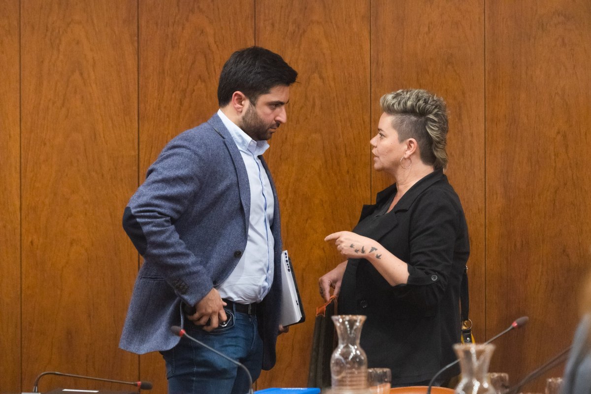 Arnau Rovira (Junts) i Eva Font (ERC), parlant al final del ple del passat mes d’abril