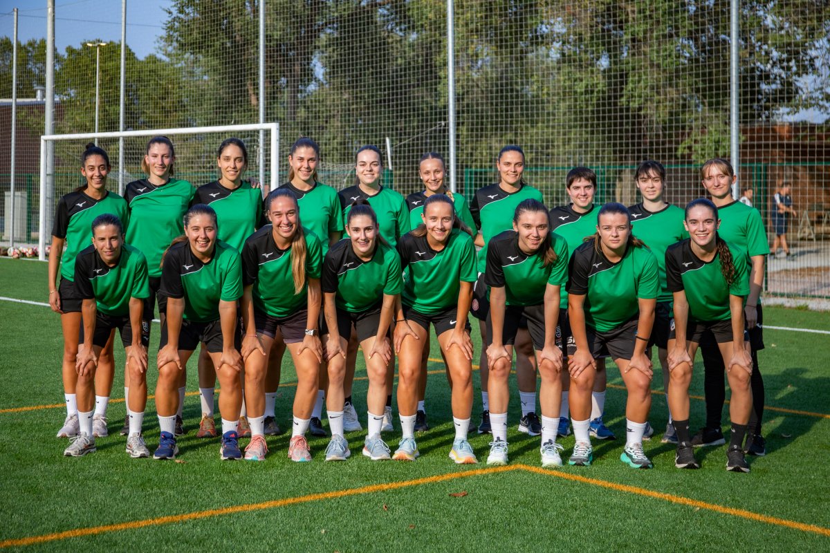 La plantilla Vic Riuprimer REFO, amb algunes absències, abans de començar el primer entrenament