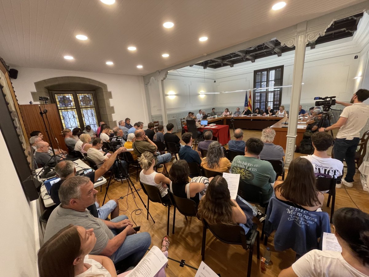 La sala Eudald Pradell, plena, durant el ple de dimarts