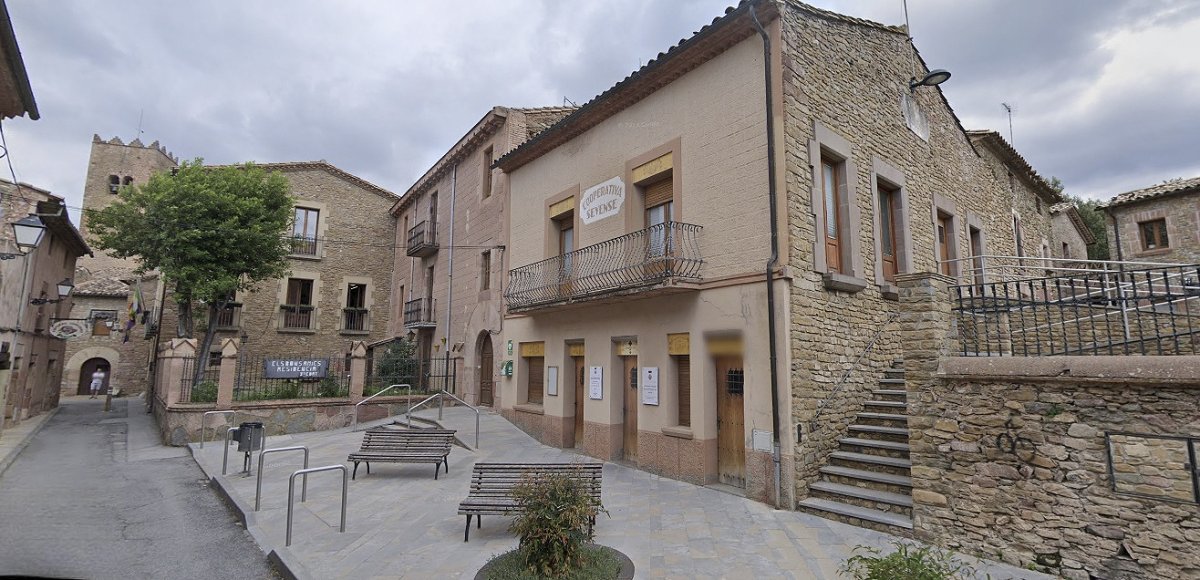 La Cooperativa Sevense, en primer terme, és un dels edificias que formarà part del nou complex assistencial