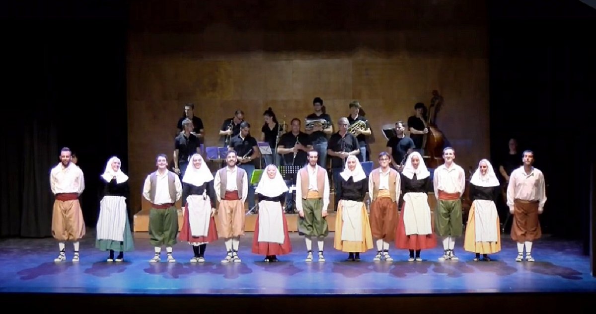 L'Esbart Sant Genís i la cobla Lluïsos també van ser protagonistes de l'obertura de la festa major