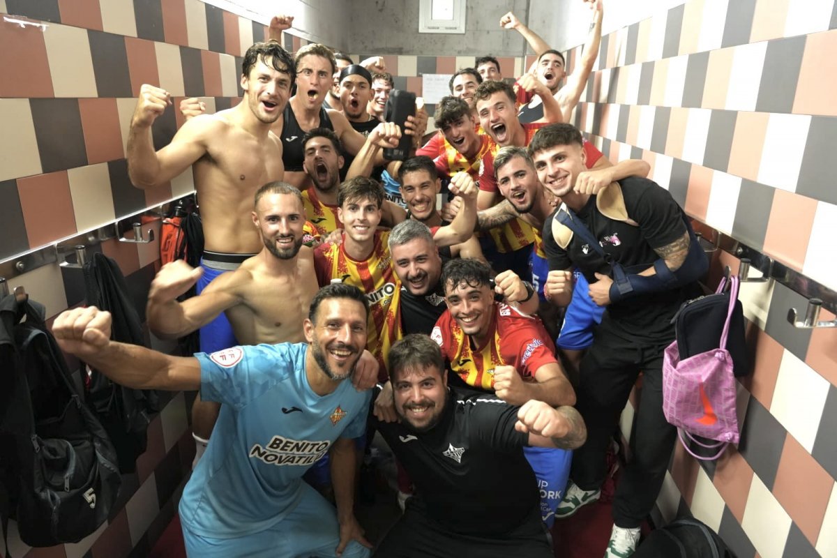 Ekls jugadors del Tona, eufòrics, celebrant el triomf