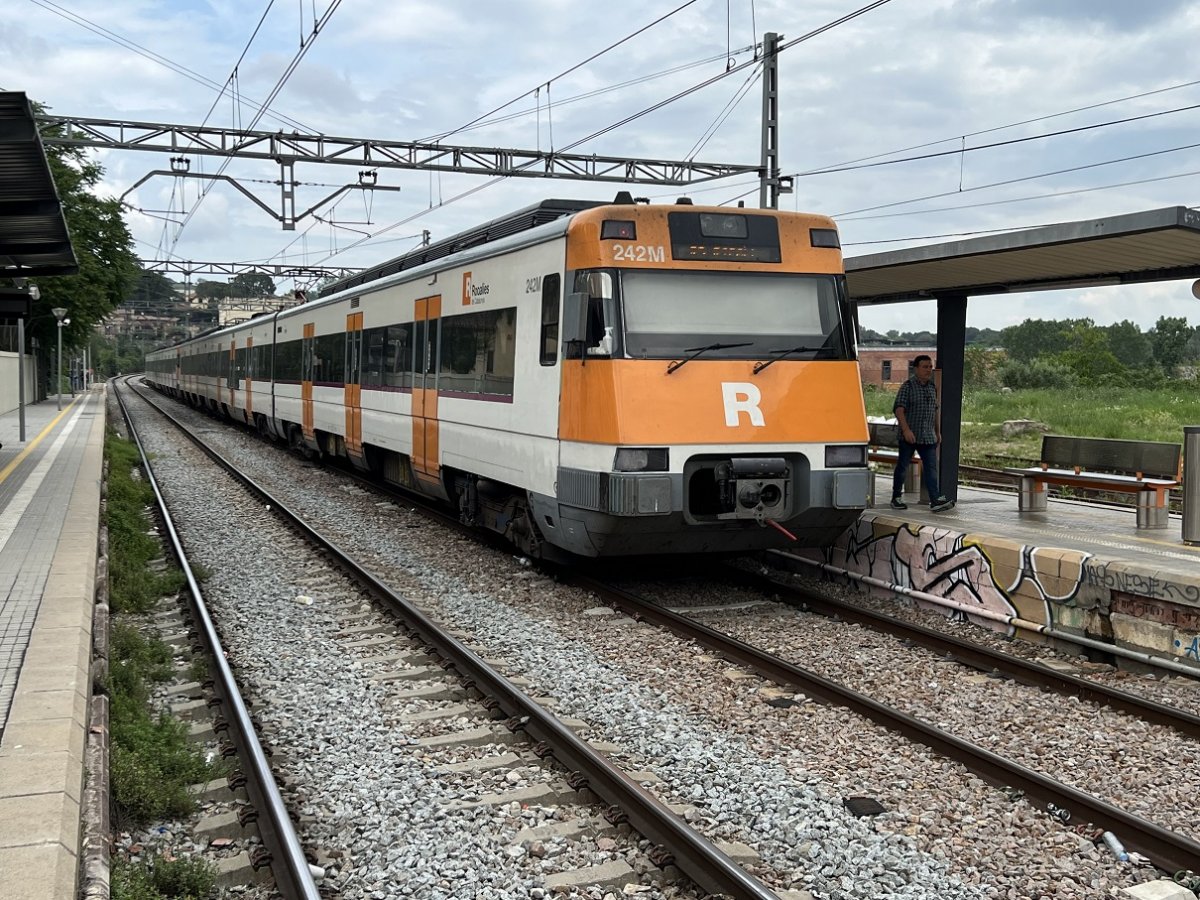 Un tren de la R3 aturat a l'estació de Centelles