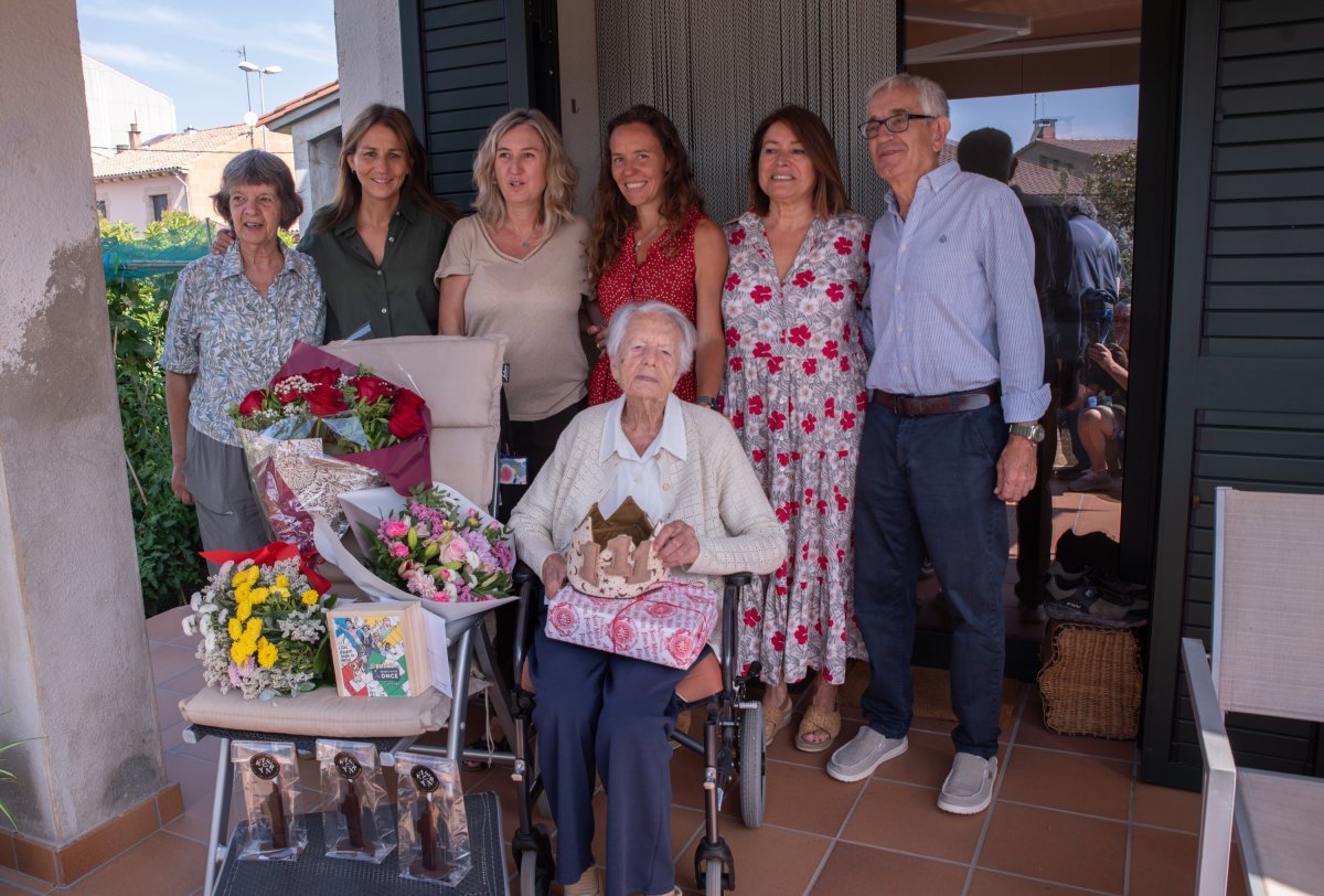 Carme Noguera, amb la seva filla (a l'esquerra) i les visites que ha rebut per felicitar-la / DOLORS PENA