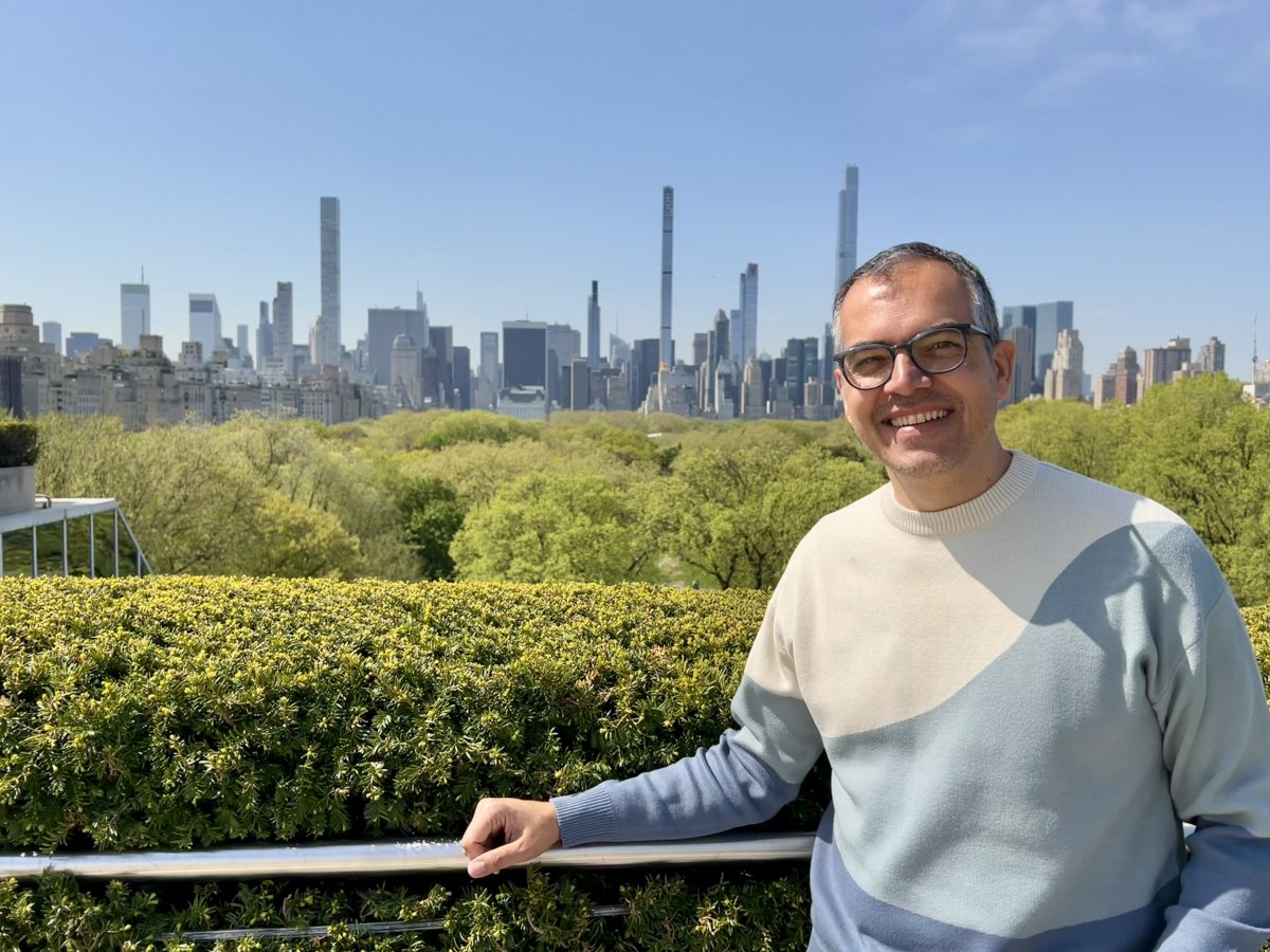 El periodista vigatà Marc Tió davant de l''skyline' de Nova York