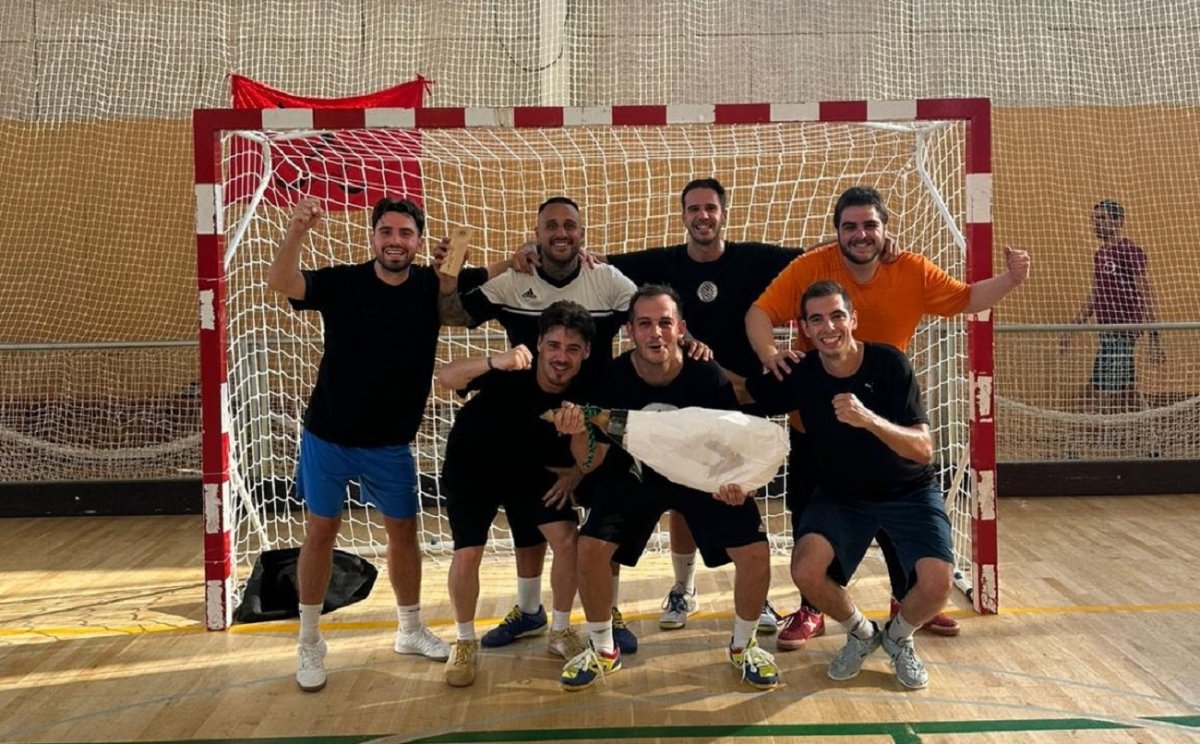 Els jugadors de Caixense celebrant la victòria