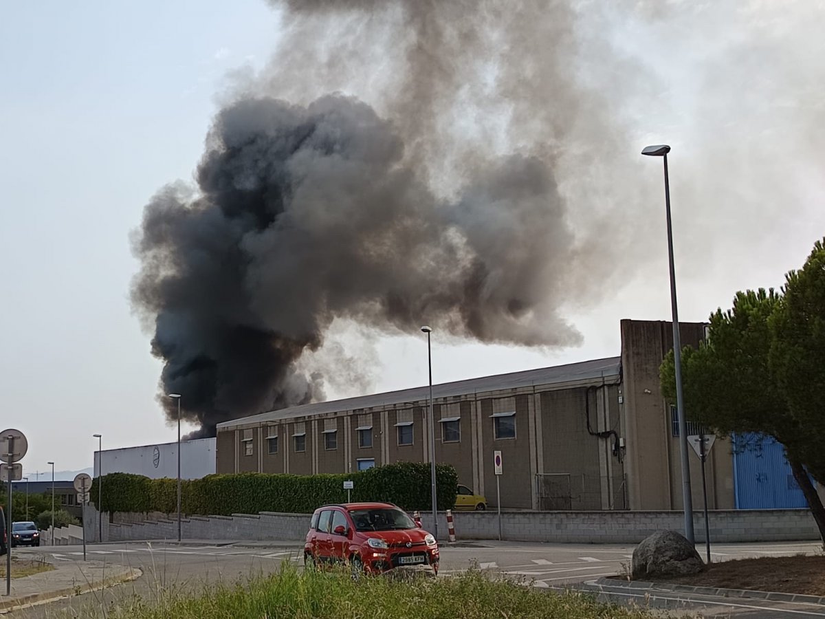 La columna de fum provocada per l'incendi