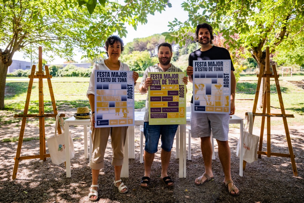 L'autor del cartell, Ferran Vilardell, amb els regidors Judit Sardà i Guiu Grau