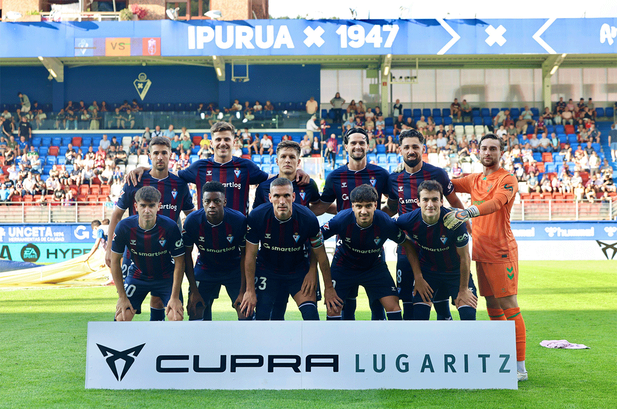 L'onze titular de l'Eibar aquest divendres a Ipurua. Garrido és el primer per l'esquerra de davant