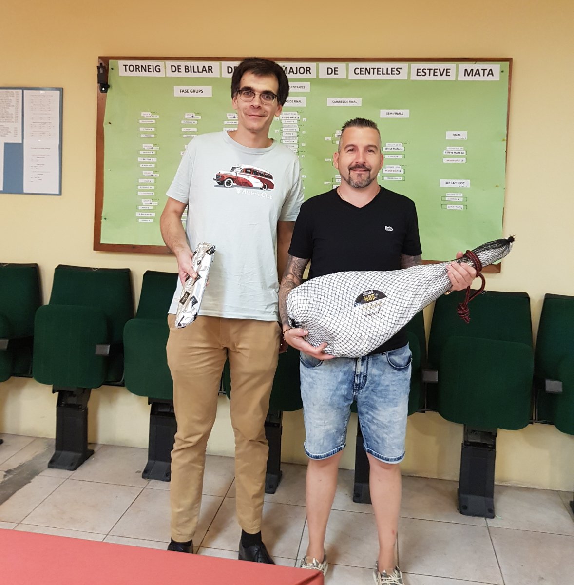 Esteve Mata, a la dreta, amb el premi del pernil