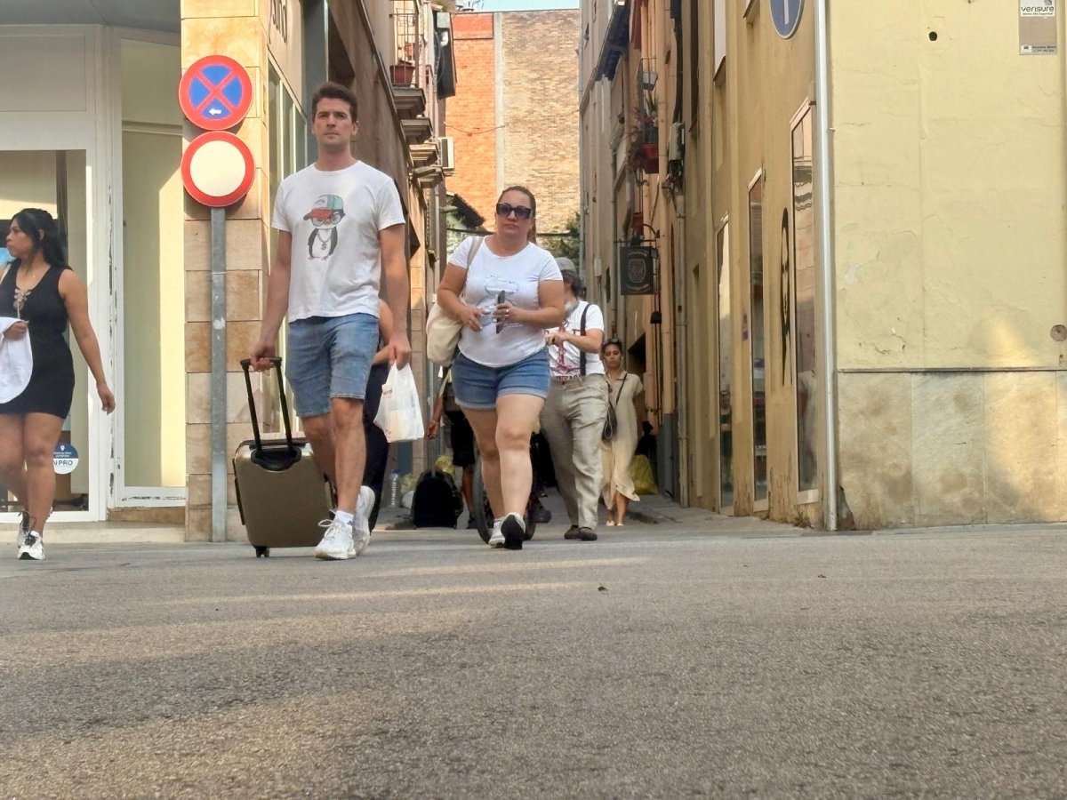 Usuaris de l’R3 aquest diumenge caminant de l’estació de la Garriga als autobusos