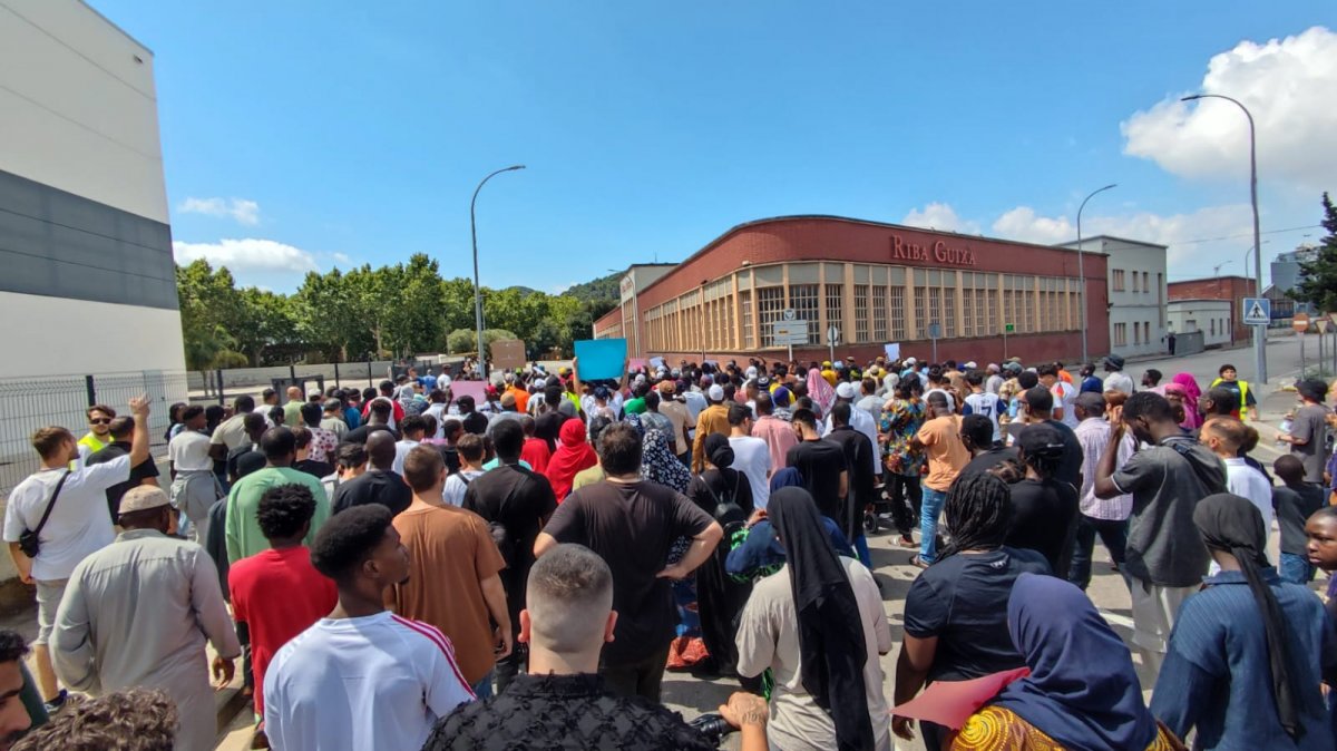 Els manifestants a l'avinguda Riu Mogent de Montornès