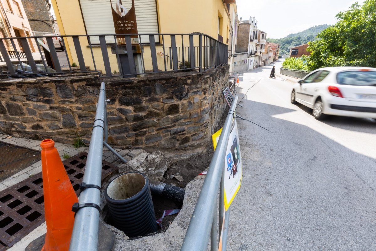 Un dels carrers de Sant Quirze de Besora amb rases i tanques de protecció per reparar fuites d'aigua