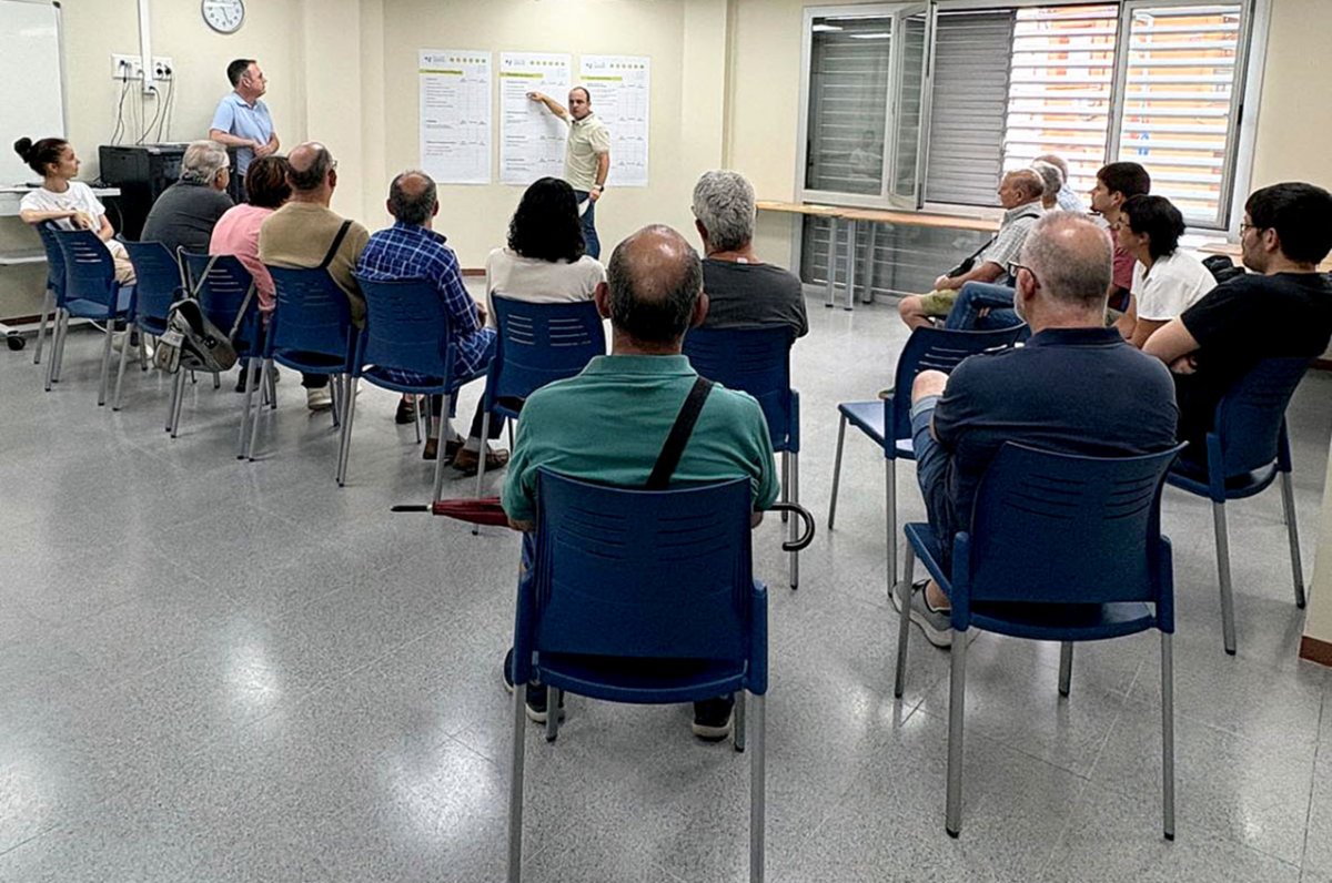 Una desena de veïns van participar en una sessió oberta amb tècnics municipals per llistar les necessitats dels barris