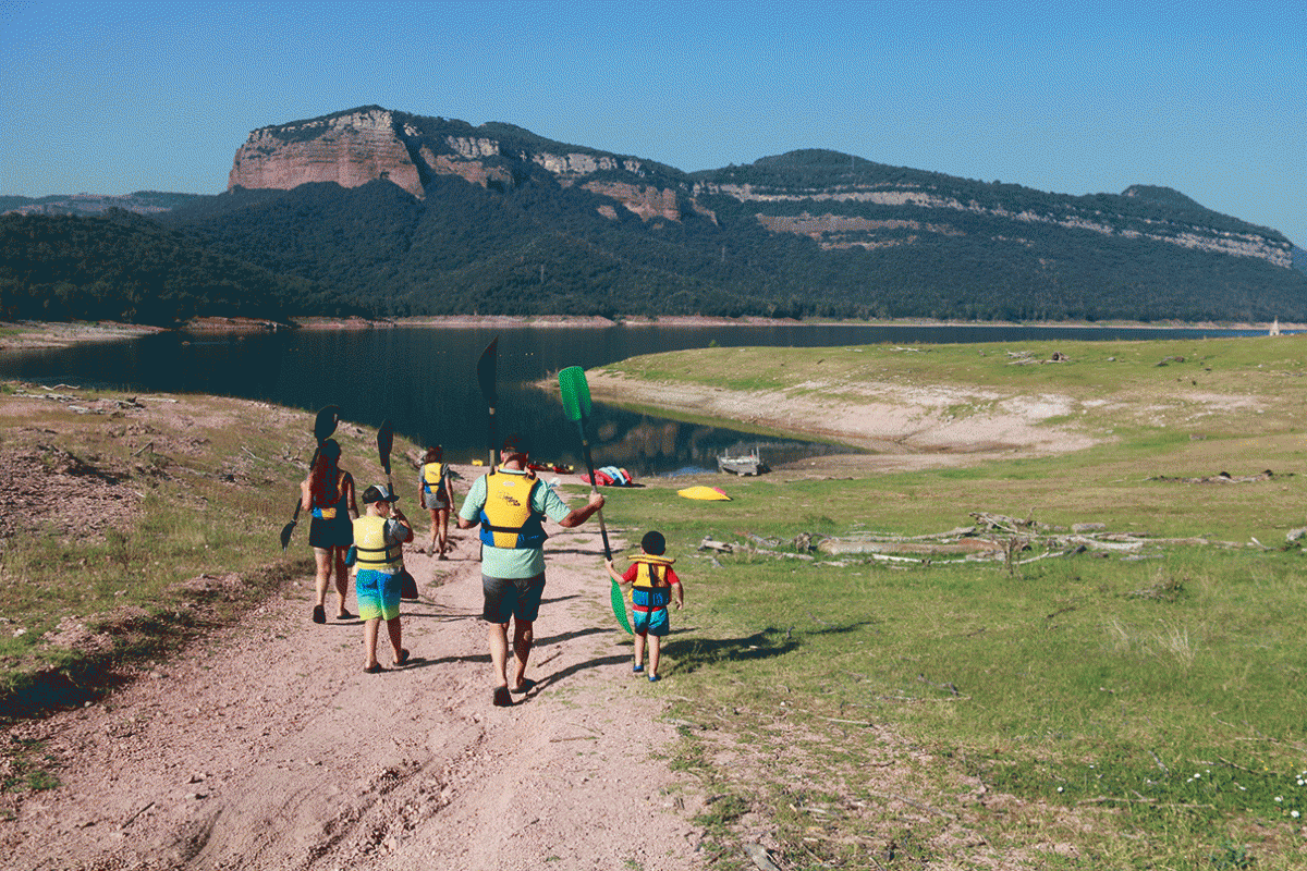 Visitants del pantà de Sau a punt  d'iniciar una volta amb kaiac, aquest diumenge al matí