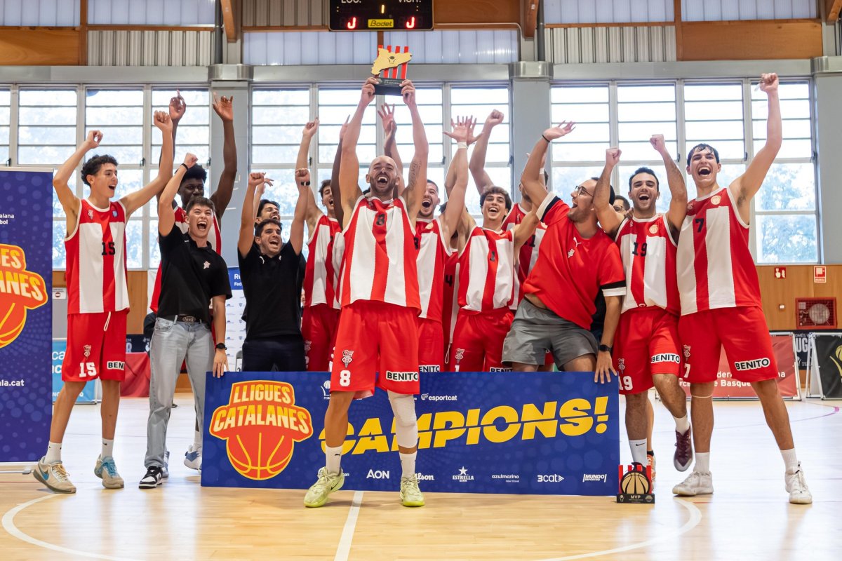 Els jugadors del CB Vic celebrant el títol a la pista de Quart, on es va dipsutar la final