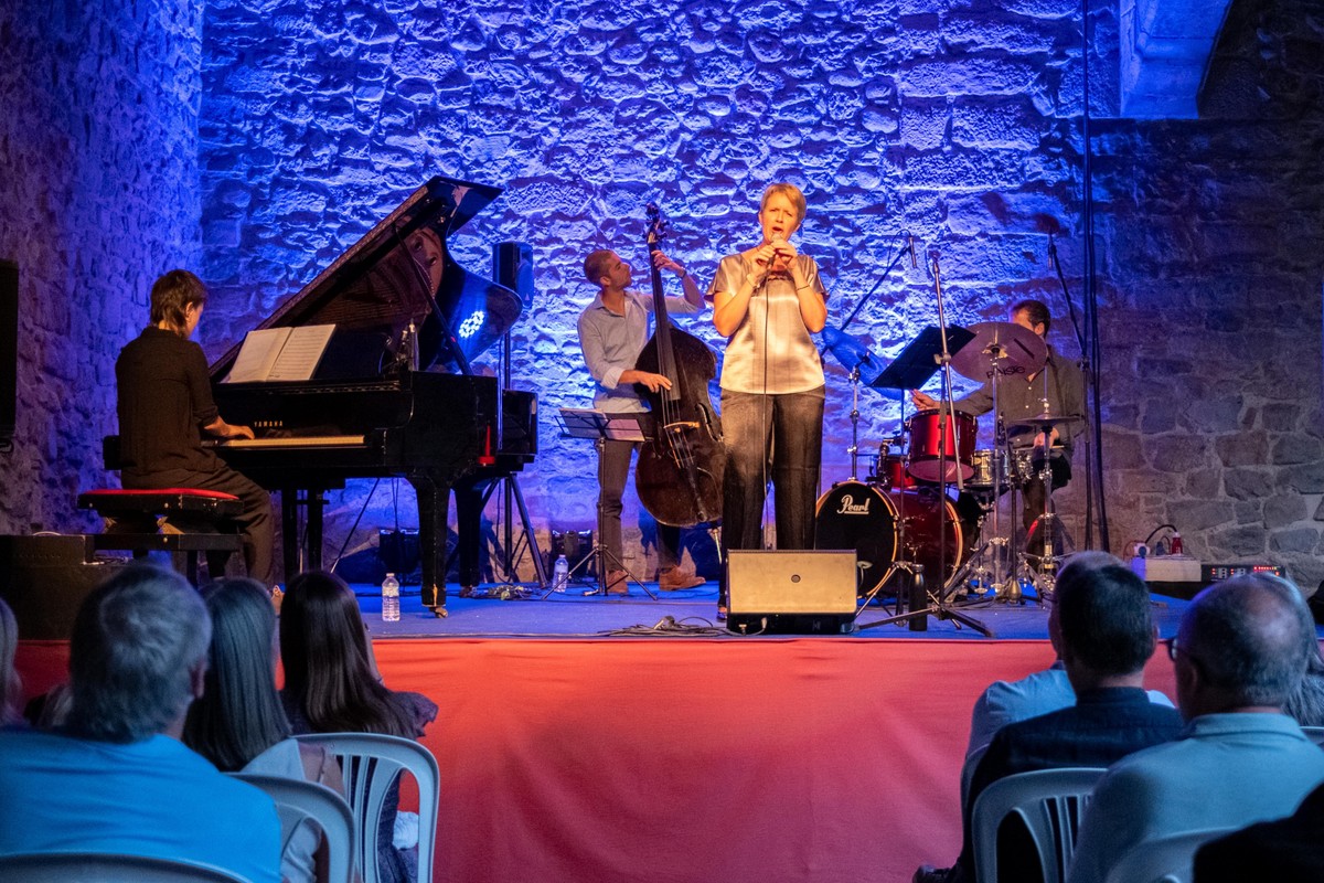 Cristina Amils i els músics que l’acompanyaven, en el concert de dissabte al claustre del monestir de Ripoll