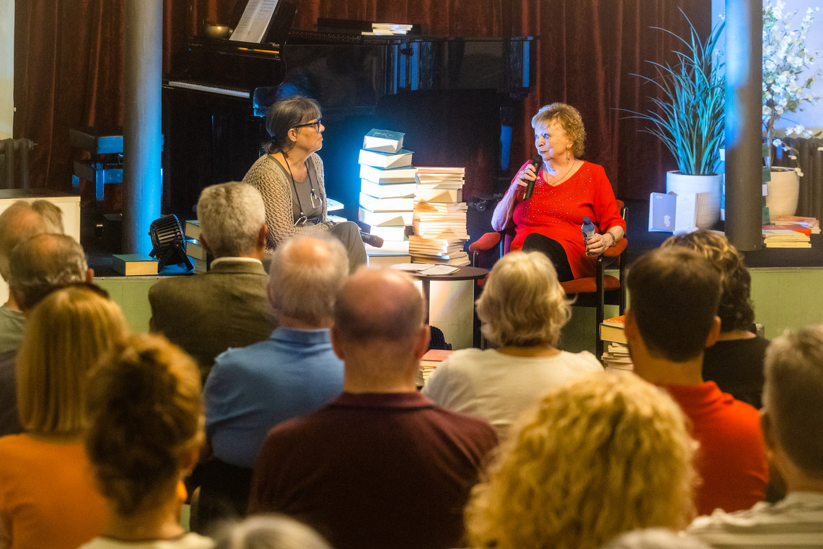 Imma Bellafont, a la dreta, en conversa amb Maria Carme Comas, secretària d’Òmnium Osona-Ripollès, dilluns a la Sala Modernista del Casino