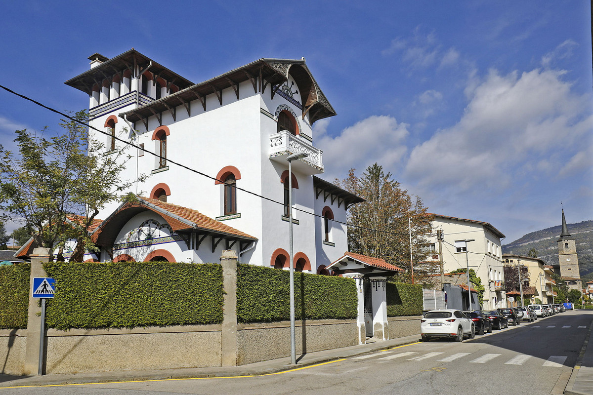 Una imatge d’arxiu de la casaMoment en què els Bombers dipositaven el cotxe al remolc carregat d’aigua