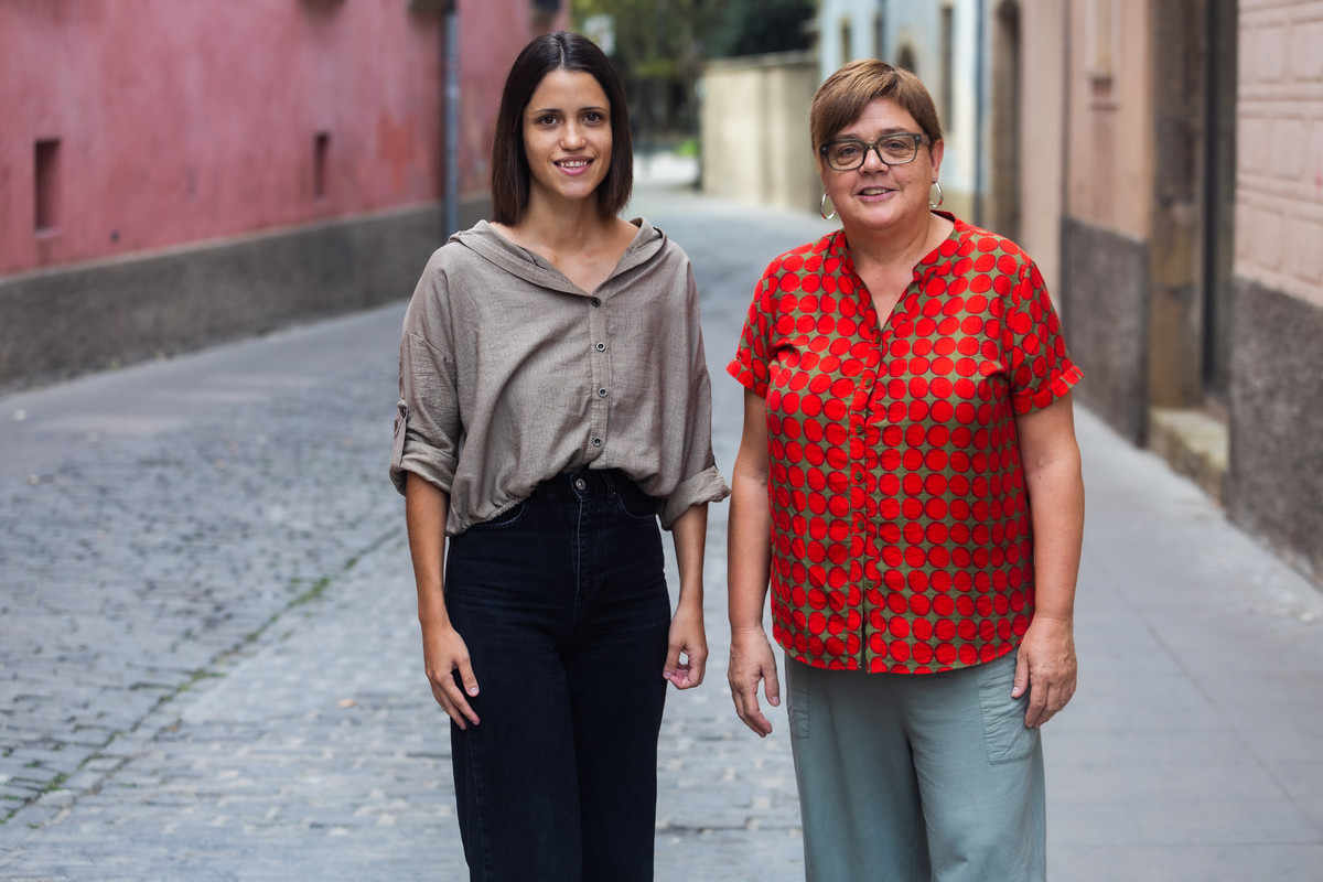 Gemma Capdevila i Marta Vilalta són auxiliars de geriatria a la residència Casal Oller dels Hostalets de Balenyà