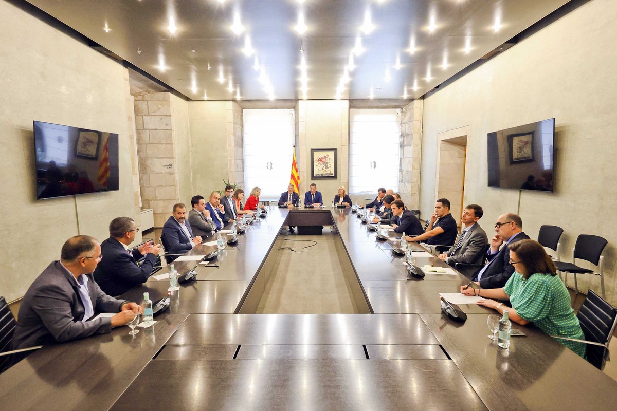 Els consellers Miquel Sàmper i Òscar Ordeig es van reunir amb representants del sector porcí català, dilluns