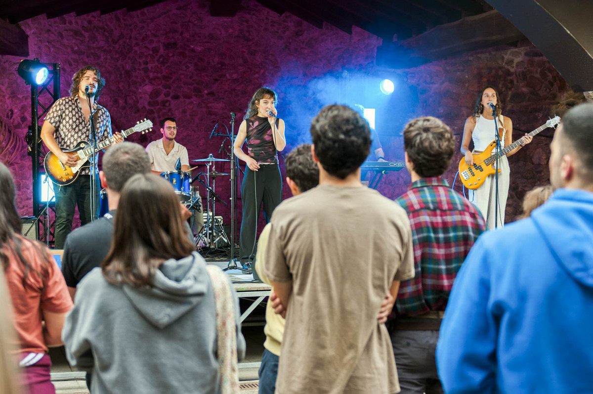 Un moment de l'actuació de Laura Garriga, que va obrir la 5a edició del FiraMúsics