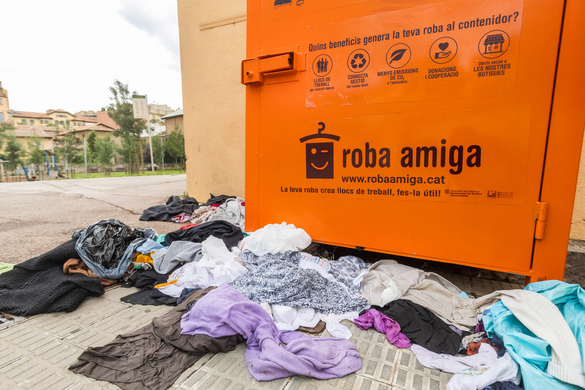 Un contenidor de Tapís desbordat a Vic, la setmana passada