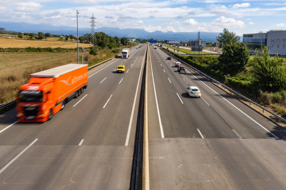 Un tràiler passant per la zona de Gurb on discorren en paral·lel la C-17 i la C-25