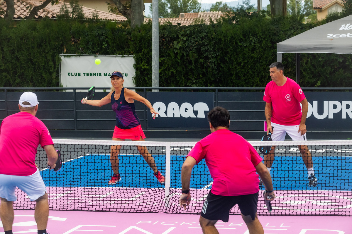 Arantxa Sánchez Vicario, en un moment del partit d’exhibició que es va jugar dimarts al Club Tennis Manlleu