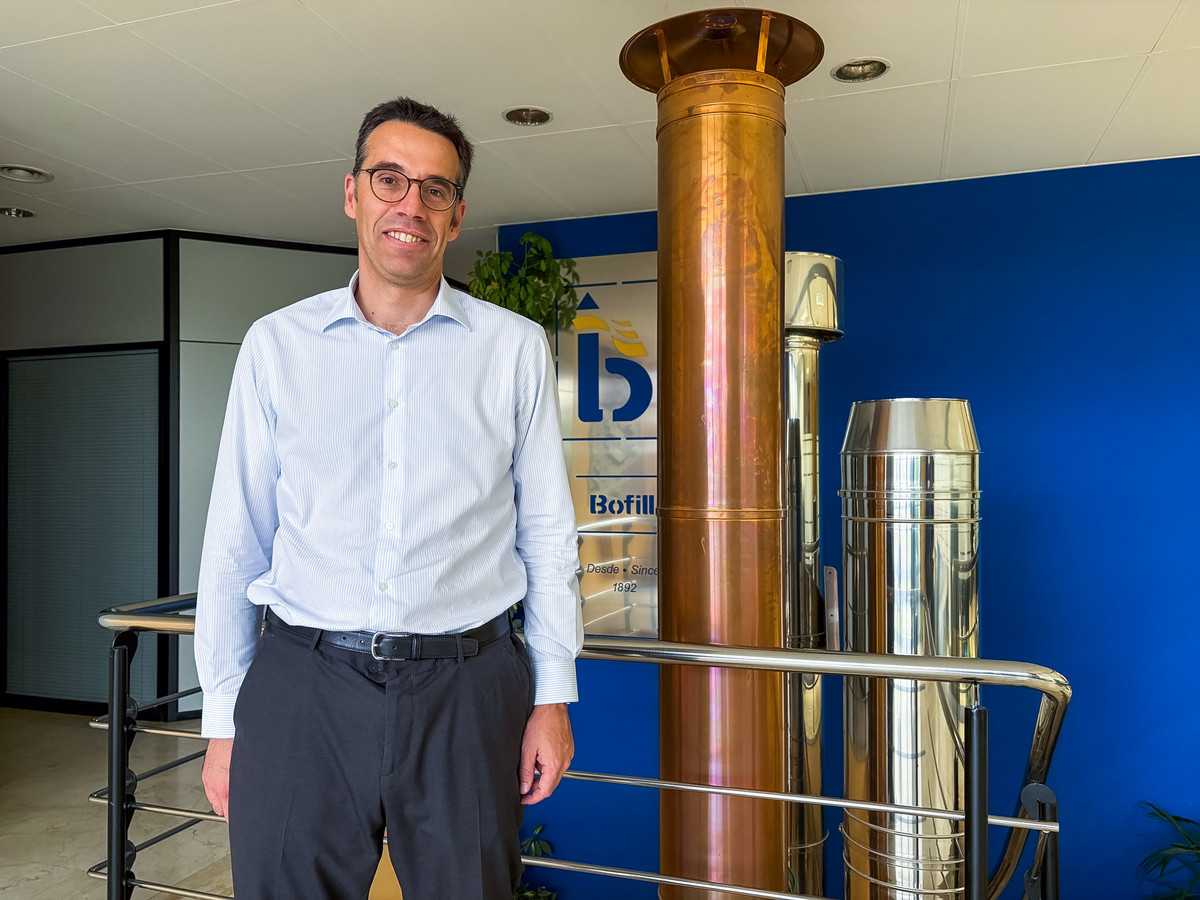 Pau Sansa, davant d’algunes de les referències que fabriquen a Sant Vicenç