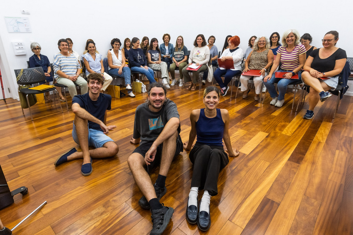 En primer terme, Jofre Bardolet, Ignasi Sadurní i Joana Castella, amb els cantaires de la Coral Canigó al darrere, en un assaig conjunt a L’Atlàntida