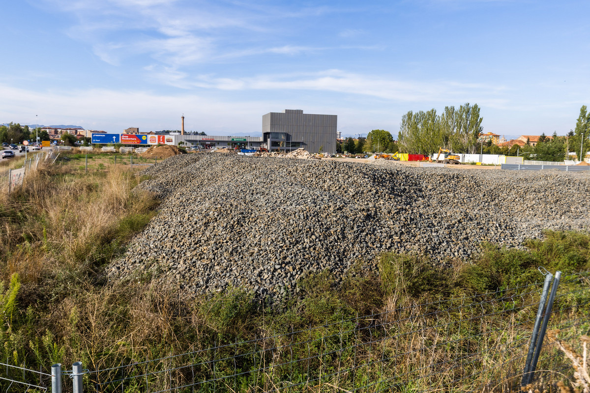 Els terrenys de Can Garrofa. Al fons s’hi pot veure el Garrofa Park